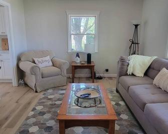 Newly Remodeled Cozy Cottage Home - Seneca Falls - Wohnzimmer