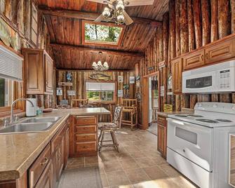 Florence Lakefront Trails and Tails Getaway - Florence - Cocina