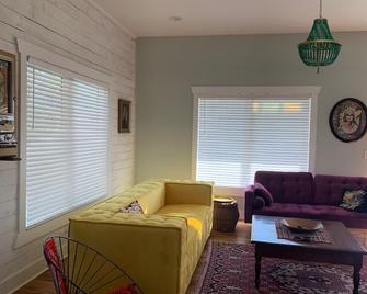 Bell Buckle Bungalow - Beautiful, brand new, fully renovated 3 bedroom, 2 bath - Bell Buckle - Sala de estar