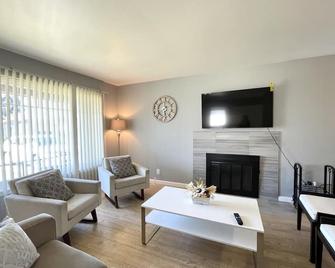 Cozy Spacious 4B2B close to SJC airport and SAP - San Jose - Living room