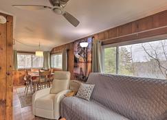 Cute Gilford Cottage with Grill - Walk to Marina - Gilford - Living room