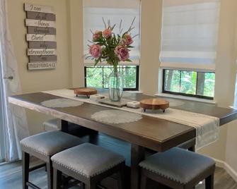 Donna’s Charm: 3 BR/king-suite/pools/golf - Daphne - Dining room