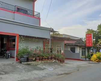 RedDoorz @ Hotel Yaki Mamuju - Mamuju - Edificio