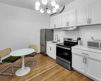 Steps from the Harbor: Stylish 2-bedroom Little Italy stay, walk everywhere - Baltimore - Phòng bếp