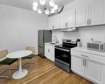 Steps from the Harbor: Stylish 2-bedroom Little Italy stay, walk everywhere - Baltimore - Phòng bếp