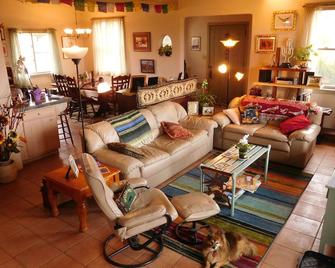 Casa Paloma Centrally Located Abiquiu Gem: great views, roomy kitchen, new AC! - Abiquiu - Sala de estar