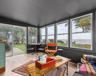 Hickory on the Lake, Waterfront Luxury 3BR, 3BA with Lake Winnebago Views - Oshkosh - Living room