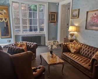 Stone Court House - Maidstone - Living room