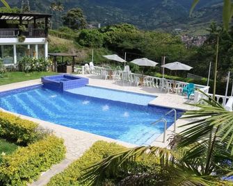 20 minutes from the city! Family-sized Farmhouse with pool & sauna! - Copacabana - Piscina