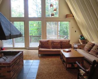 Spacious 4-BR A-Frame, loft office. Walk to Lake Raponda. Ski Mount Snow! - Wilmington - Living room