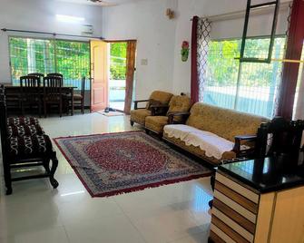 Charming 3-Bedroom Park View House—Ac, Reliable Wifi & Welcoming Mysuru Vibes - Mysore - Living room