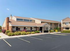 AmericInn by Wyndham West Bend - West Bend - Gebouw