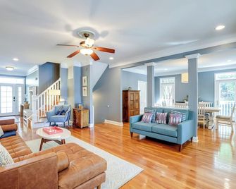 Waterfront Lusby Escape w/ Fire Pit & Kayaks! - Lusby - Sala de estar