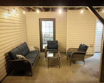 Furnished Acreage by Mahoney - Sleeps 17! Fire Pit - Shuffleboard - Clean! - Ashland - Living room