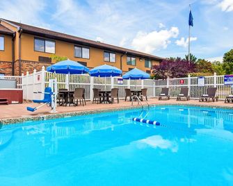 Best Western Kendallville Inn - Kendallville - Piscina