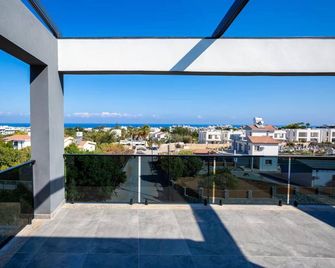 Suya Boutique Hotel - Karavás - Balcon