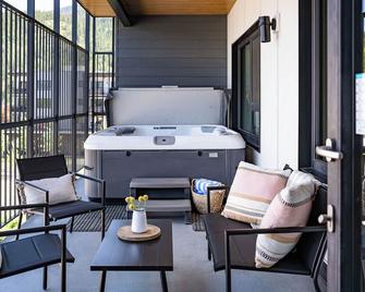 The Selkirk House by Revelstoke Vacations - Revelstoke - Balcony