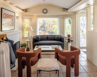 Carmel Fireplace Inn - כרמל ביי דה סי - סלון