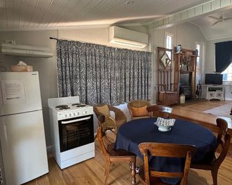 Country Cottage at Outback Cellar Dubbo - Даббо - Їдальня