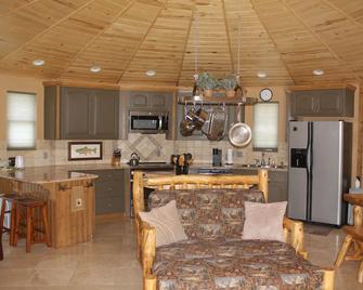 The Pinecone Cabin. Twenty minutes from Wolf Creek Pass. - South Fork - Cocina