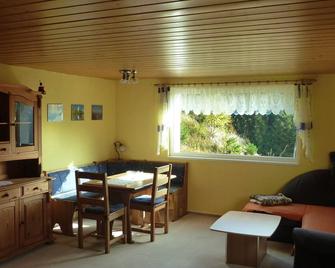 Country cottage with fireplace, sauna, washing machine. SAT-TV, shower, 2 WC, to 6 persons, walking Ski - Klingenthal - Essbereich