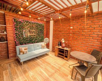 4-bedroom lodge in charming Baños de Agua Santa with WiFi, Garage, bbq. - Banos - Living room