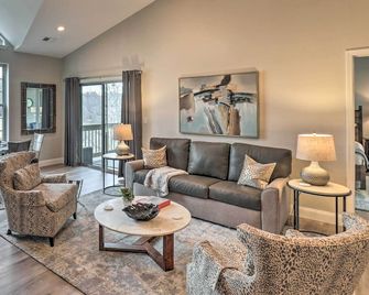 Indoor Pool and Golf Course Views Lake Lure Condo! - Lake Lure - Sala de estar
