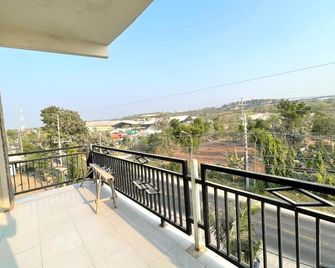 OYO Life 93075 Nova Jaya 2 Homestay Syariah - Lamongan - Balcón