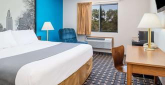 Super 8 by Wyndham Lincoln West - Lincoln - Bedroom