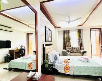 Bluo Cozy Studio With Balcony - Green Park Hkv - Nueva Delhi - Habitación