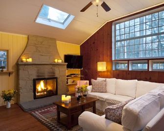 Brookside Retreat: streamside patio•outdoor fireplace•fenced yard•walk to town! - Woodstock - Living room