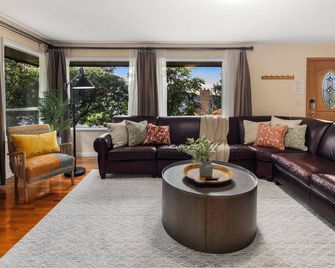 Acclaimed 4br Modern Eclectic Great Patio & Yard Pet Friendly - Seattle - Living room