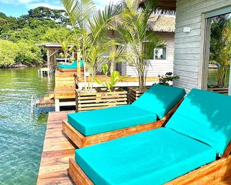 Ocean Breeze Over Water Bungalow, 1 Bedroom, 1 Kingbed, 1 Living Room, 1 Kitchen - Isla Bastimentos - Patio