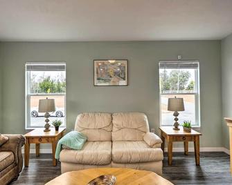 Family-Friendly Home, Walk to Steinhatchee River! - Steinhatchee - Sala de estar