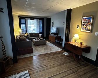 Little Frankie- Cozy 1-bedroom house in cool Buffalo with WiFi - Buffalo - Living room