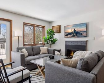 Lakefront Getaway: Sauna, Hot Tub, Firepit & More! by RedAwning - Shoreview - Living room