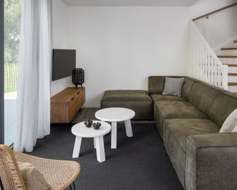 Luxury Villa With Sauna, Located On The Water In A Holiday Park - Wolphaartsdijk - Вітальня