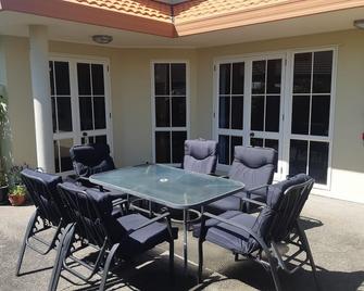 Right in the sweet spot of the Mount! - Tauranga - Patio