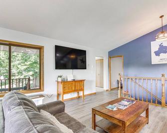 Private Lakefront Retreat with Hot Tub, Deck and Views - Spicer - Living room