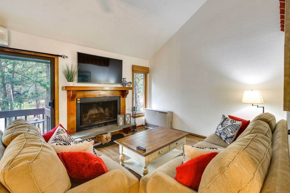 North Conway Condo Less Than 3 Mi to Slopes and Echo Lake - North Conway - Living room