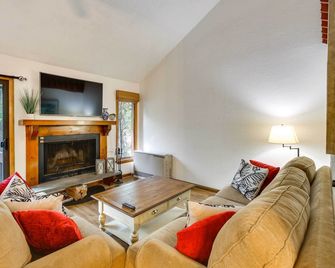 North Conway Condo Less Than 3 Mi to Slopes and Echo Lake - North Conway - Living room