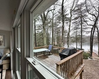 Remodeled Cottage retreat on the Lake, close to Boston but nestled in the woods - Groton - Balcony