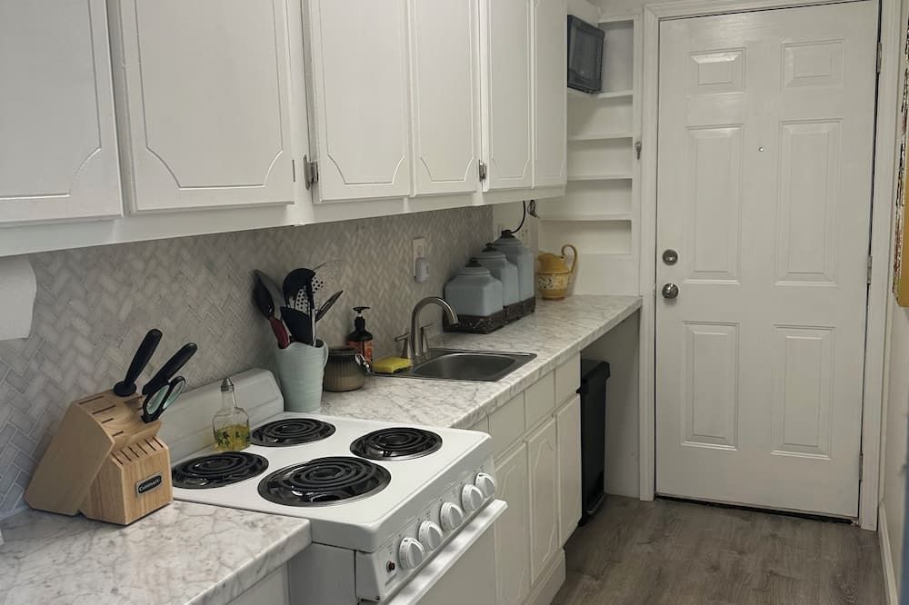 Cozy studio apartment just outside of Hattisburg in a country setting!