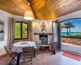 Beach villa in Sardinia for rent: Villa Ammirando Tavolara - San Teodoro - Spisesal