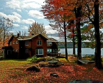 White Mountain Lakefront Retreat - Whitefield - Building