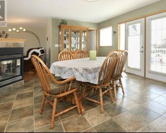 Welcome to The Lakeshore Guest HousebrSleeps 18 lake view Guest House - Sylvan Lake - Dining room