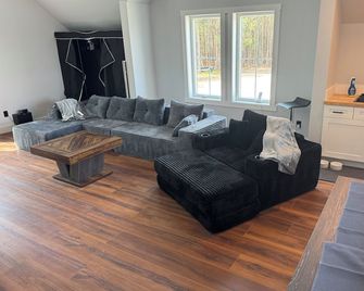 Charming new in 2026 private apartment on the water in lovely Edenton. - Edenton - Obývací pokoj