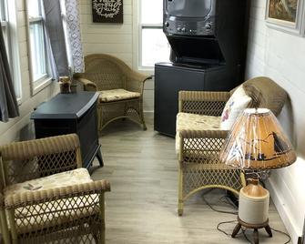 Only 200 feet from Lake. Fire Pit,Kayaks & Bikes included! Longer Stay Discounts - Houghton Lake - Living room
