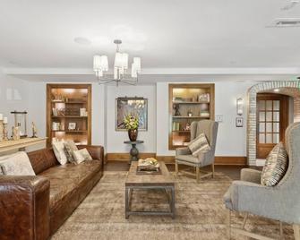 Kasa Village District Raleigh - Raleigh - Salon