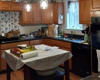 Rehoboth ma 5 miles to pro v ri and 35 min to Newport 4 golf course in 5 miles - Rehoboth - Kitchen